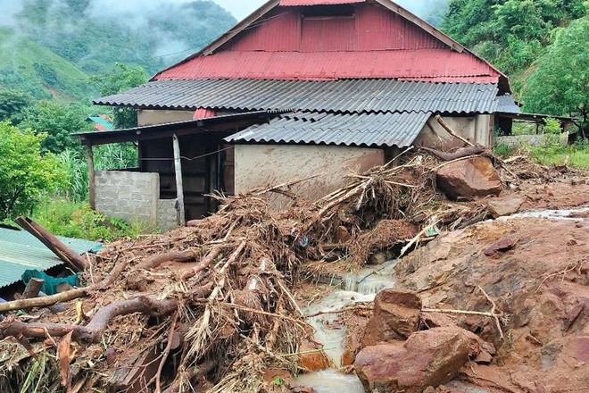 Các xã miền Tây Nghệ An tan hoang sau lũ, hàng trăm ngôi nhà chìm trong biển nước- Ảnh 13. Các xã miền Tây Nghệ An tan hoang sau lũ, hàng trăm ngôi nhà chìm trong biển nước- Ảnh 13.