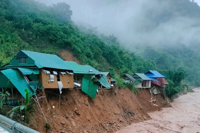 Các xã miền Tây Nghệ An tan hoang sau lũ, hàng trăm ngôi nhà chìm trong biển nước- Ảnh 16. Các xã miền Tây Nghệ An tan hoang sau lũ, hàng trăm ngôi nhà chìm trong biển nước- Ảnh 16.