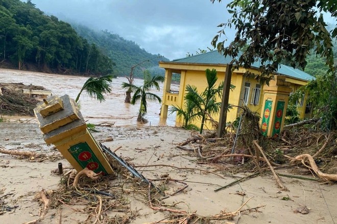 Các xã miền Tây Nghệ An tan hoang sau lũ, hàng trăm ngôi nhà chìm trong biển nước- Ảnh 14. Các xã miền Tây Nghệ An tan hoang sau lũ, hàng trăm ngôi nhà chìm trong biển nước- Ảnh 14.