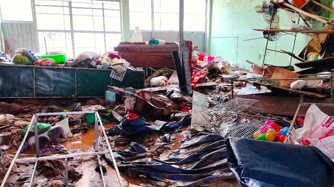 Các xã miền Tây Nghệ An tan hoang sau lũ, hàng trăm ngôi nhà chìm trong biển nước- Ảnh 15. Các xã miền Tây Nghệ An tan hoang sau lũ, hàng trăm ngôi nhà chìm trong biển nước- Ảnh 15.