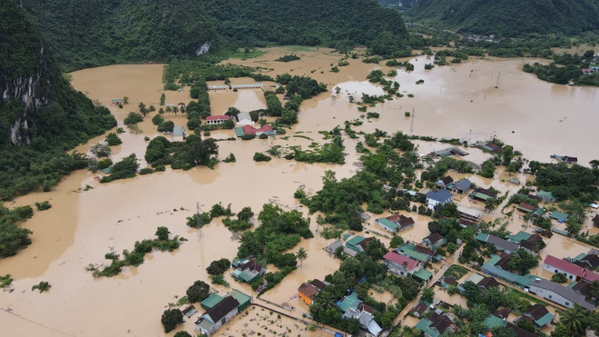 Các xã miền Tây Nghệ An tan hoang sau lũ, hàng trăm ngôi nhà chìm trong biển nước- Ảnh 25. Các xã miền Tây Nghệ An tan hoang sau lũ, hàng trăm ngôi nhà chìm trong biển nước- Ảnh 25.