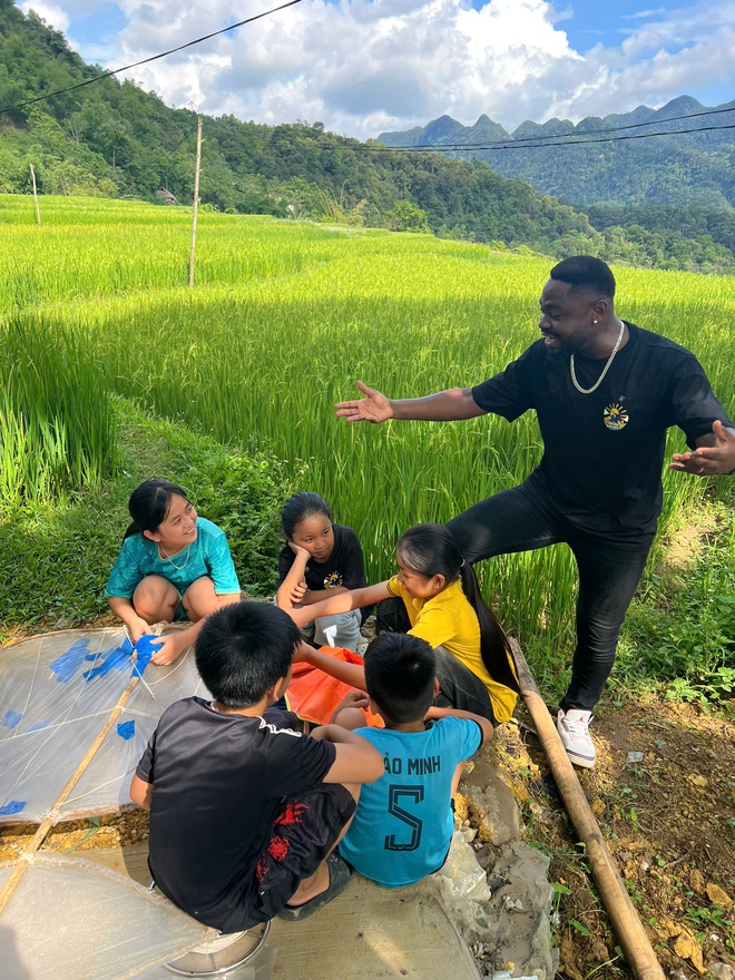 YouTuber người Nigeria Cee Jay bắt c&aacute;, sống giữa chuồng vịt khi tham gia Cha con vạn dặm- Ảnh 5.