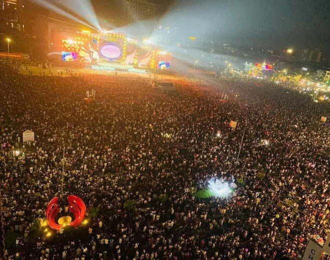 Lần đầu trình diễn drone, bắn pháo hoa chào mừng tỉnh Bắc Ninh mới- Ảnh 20. Lần đầu trình diễn drone, bắn pháo hoa chào mừng tỉnh Bắc Ninh mới- Ảnh 20.