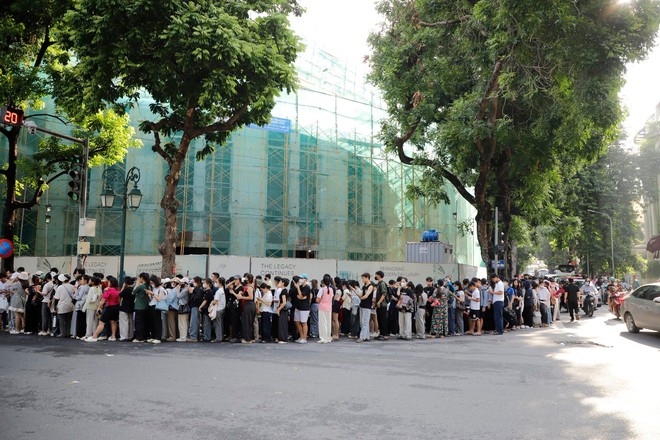 H&agrave;ng ngh&igrave;n kh&aacute;n giả xếp h&agrave;ng nhận v&eacute; concert "Việt Nam trong t&ocirc;i"- Ảnh 4.