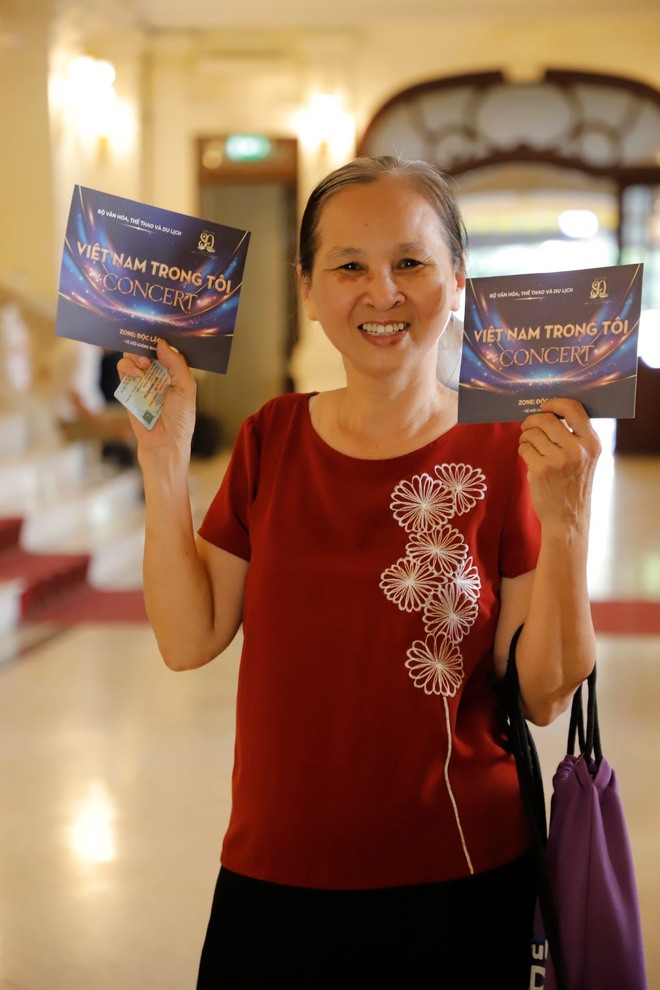 H&agrave;ng ngh&igrave;n kh&aacute;n giả xếp h&agrave;ng nhận v&eacute; concert "Việt Nam trong t&ocirc;i"- Ảnh 5.