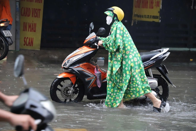 TP.HCM ngập nặng sau cơn mưa rạng s&aacute;ng, đường biến th&agrave;nh s&ocirc;ng, người d&acirc;n chật vật đi l&agrave;m- Ảnh 5.