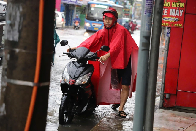 TP.HCM ngập nặng sau cơn mưa rạng s&aacute;ng, đường biến th&agrave;nh s&ocirc;ng, người d&acirc;n chật vật đi l&agrave;m- Ảnh 6.