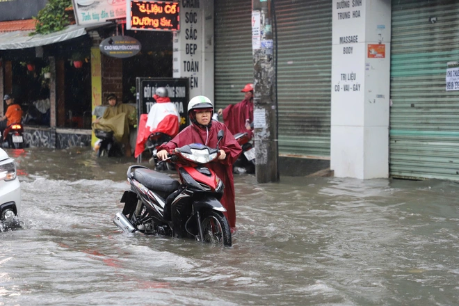 TP.HCM ngập nặng sau cơn mưa rạng s&aacute;ng, đường biến th&agrave;nh s&ocirc;ng, người d&acirc;n chật vật đi l&agrave;m- Ảnh 7.