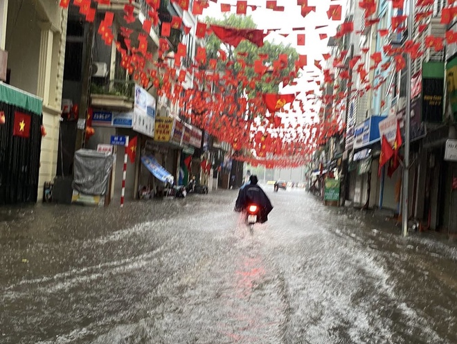 H&agrave; Nội: Nhiều tuyến đường ngập nặng, người d&acirc;n lội nước đi chợ, đi l&agrave;m- Ảnh 1.