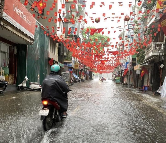 H&agrave; Nội: Nhiều tuyến đường ngập nặng, người d&acirc;n lội nước đi chợ, đi l&agrave;m- Ảnh 2.