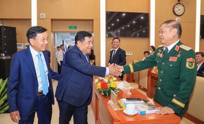 Phó Thủ tướng Nguyễn Chí Dũng: Người làm GTVT tạo chất riêng, ghi dấu ấn lớn- Ảnh 5. Phó Thủ tướng Nguyễn Chí Dũng: Người làm GTVT tạo chất riêng, ghi dấu ấn lớn- Ảnh 5.