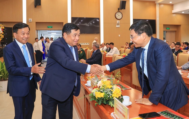 Phó Thủ tướng Nguyễn Chí Dũng: Người làm GTVT tạo chất riêng, ghi dấu ấn lớn- Ảnh 4. Phó Thủ tướng Nguyễn Chí Dũng: Người làm GTVT tạo chất riêng, ghi dấu ấn lớn- Ảnh 4.