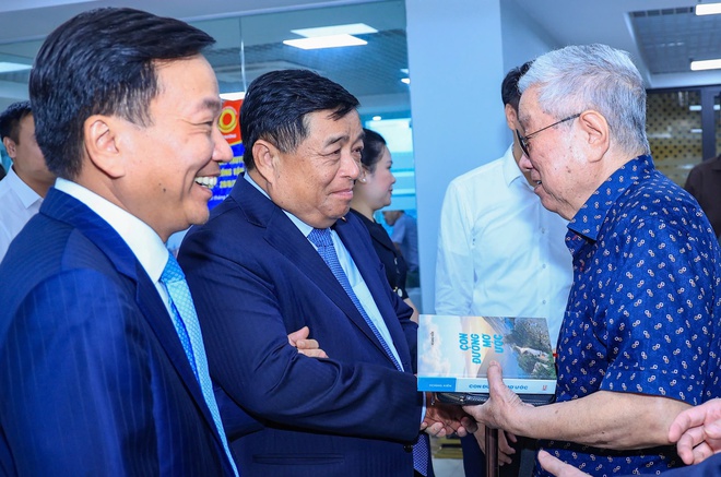 Phó Thủ tướng Nguyễn Chí Dũng: Người làm GTVT tạo chất riêng, ghi dấu ấn lớn- Ảnh 3. Phó Thủ tướng Nguyễn Chí Dũng: Người làm GTVT tạo chất riêng, ghi dấu ấn lớn- Ảnh 3.