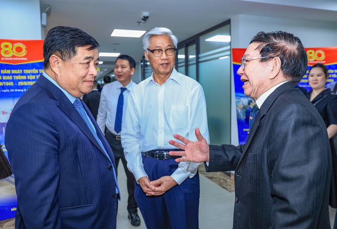 Phó Thủ tướng Nguyễn Chí Dũng: Người làm GTVT tạo chất riêng, ghi dấu ấn lớn- Ảnh 6. Phó Thủ tướng Nguyễn Chí Dũng: Người làm GTVT tạo chất riêng, ghi dấu ấn lớn- Ảnh 6.