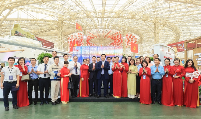 Bộ trưởng Trần Hồng Minh thăm không gian trưng bày thành tựu 80 năm Bộ Xây dựng- Ảnh 12. Bộ trưởng Trần Hồng Minh thăm không gian trưng bày thành tựu 80 năm Bộ Xây dựng- Ảnh 12.