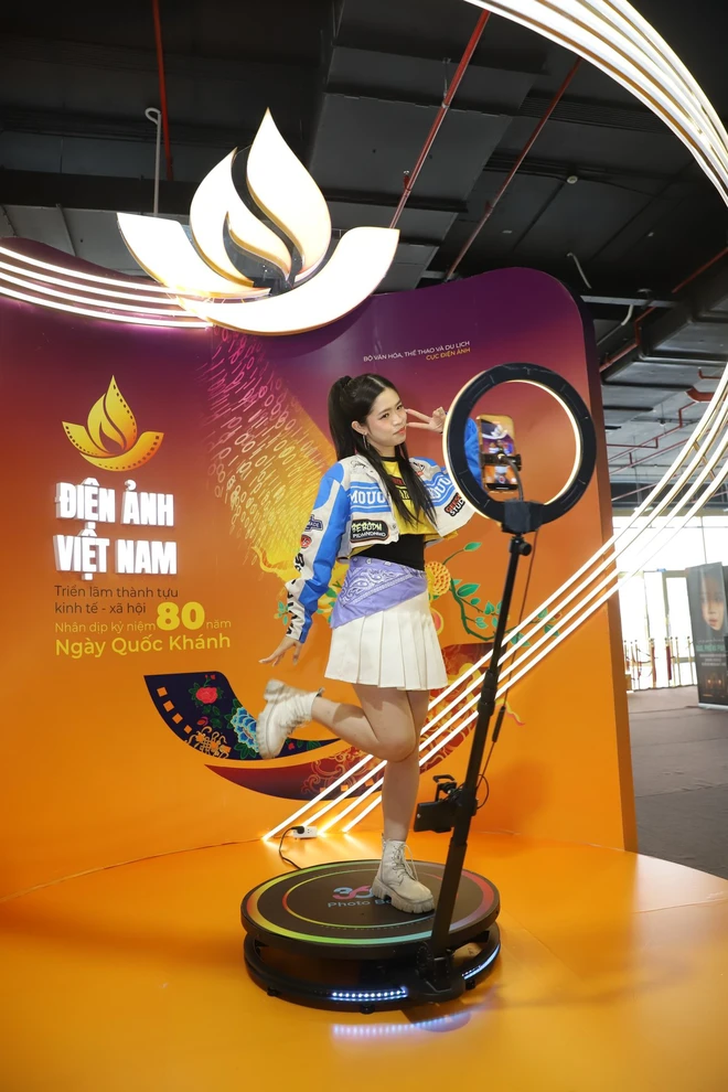 Kh&aacute;n giả trải nghiệm phim trường số, tr&igrave;nh chiếu mapping tại Triển l&atilde;m th&agrave;nh tựu đất nước- Ảnh 1.