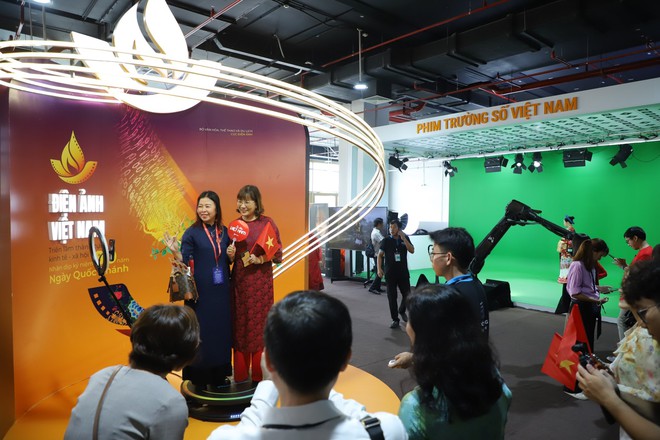 Kh&aacute;n giả trải nghiệm phim trường số, tr&igrave;nh chiếu mapping tại Triển l&atilde;m th&agrave;nh tựu đất nước- Ảnh 2.