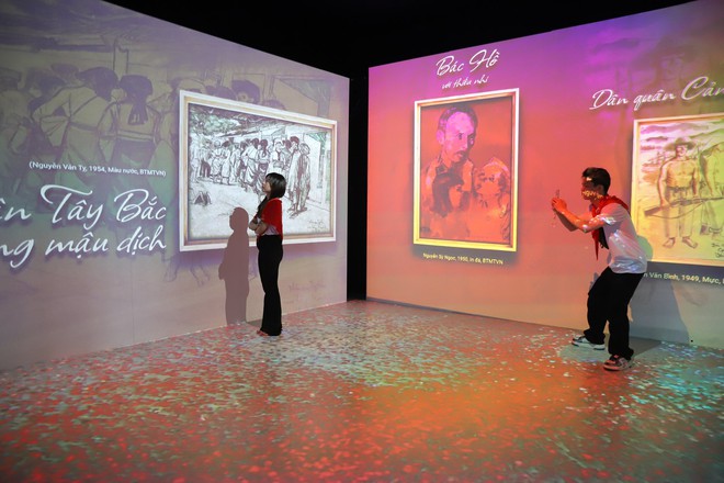 Kh&aacute;n giả trải nghiệm phim trường số, tr&igrave;nh chiếu mapping tại Triển l&atilde;m th&agrave;nh tựu đất nước- Ảnh 6.