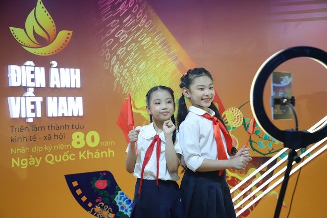 Kh&aacute;n giả trải nghiệm phim trường số, tr&igrave;nh chiếu mapping tại Triển l&atilde;m th&agrave;nh tựu đất nước- Ảnh 3.