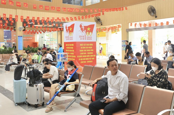 Bến xe H&agrave; Nội thưa kh&aacute;ch ng&agrave;y đầu kỳ nghỉ lễ Quốc kh&aacute;nh- Ảnh 2.