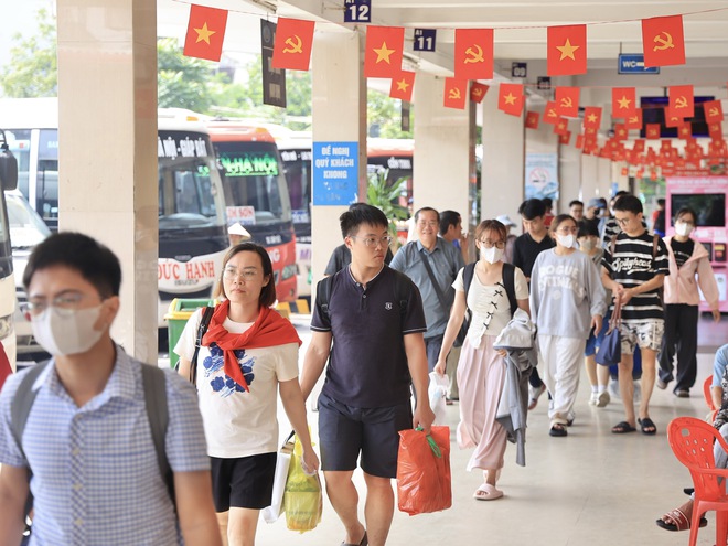 Bến xe H&agrave; Nội thưa kh&aacute;ch ng&agrave;y đầu kỳ nghỉ lễ Quốc kh&aacute;nh- Ảnh 9.