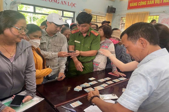 Đồng Nai: C&ocirc;ng an x&atilde; đi từng ng&otilde;, g&otilde; cửa từng nh&agrave; mang qu&agrave; Tết Độc lập đến người d&acirc;n- Ảnh 2.