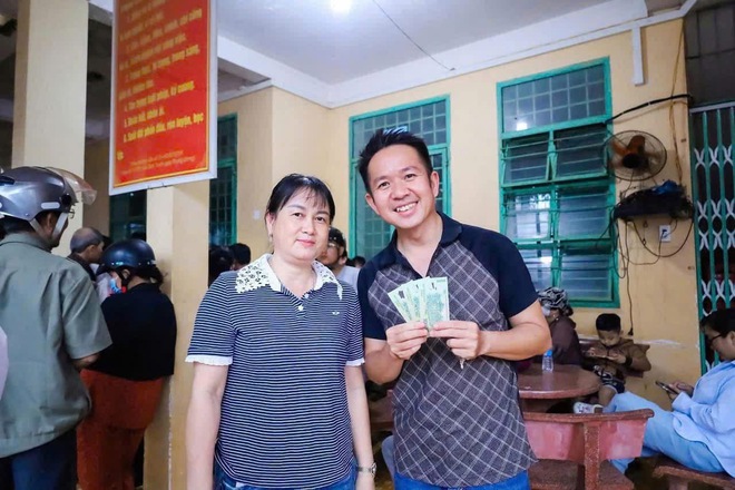 Đồng Nai: C&ocirc;ng an x&atilde; đi từng ng&otilde;, g&otilde; cửa từng nh&agrave; mang qu&agrave; Tết Độc lập đến người d&acirc;n- Ảnh 3.