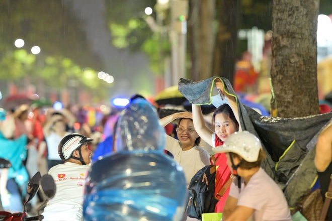 Biển người ken đặc c&aacute;c tuyến phố quanh Ba Đ&igrave;nh, giữ chỗ chờ xem diễu binh, diễu h&agrave;nh- Ảnh 6.