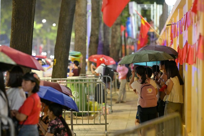 Biển người ken đặc c&aacute;c tuyến phố quanh Ba Đ&igrave;nh, giữ chỗ chờ xem diễu binh, diễu h&agrave;nh- Ảnh 7.