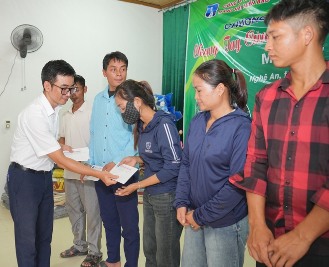 Vượt b&ugrave;n lũ l&ecirc;n Mường T&iacute;p: Những b&agrave;n tay nh&acirc;n &aacute;i t&igrave;m đến nơi gian kh&oacute; nhất- Ảnh 5.