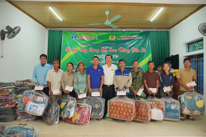 Vượt b&ugrave;n lũ l&ecirc;n Mường T&iacute;p: Những b&agrave;n tay nh&acirc;n &aacute;i t&igrave;m đến nơi gian kh&oacute; nhất- Ảnh 3.