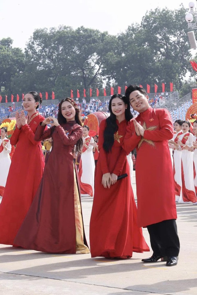 H&igrave;nh ảnh c&aacute;c nghệ sĩ x&uacute;c động, tự h&agrave;o khi được biểu diễn tại Quảng trường Ba Đ&igrave;nh- Ảnh 4.
