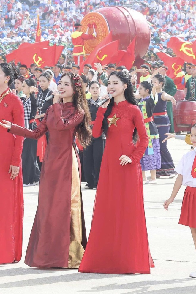 H&igrave;nh ảnh c&aacute;c nghệ sĩ x&uacute;c động, tự h&agrave;o khi được biểu diễn tại Quảng trường Ba Đ&igrave;nh- Ảnh 3.