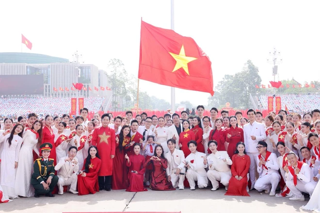 H&igrave;nh ảnh c&aacute;c nghệ sĩ x&uacute;c động, tự h&agrave;o khi được biểu diễn tại Quảng trường Ba Đ&igrave;nh- Ảnh 5.