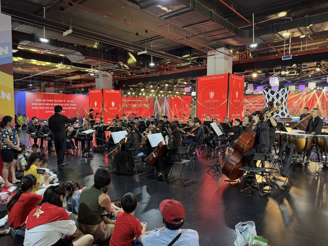 Tăng suất chiếu phim miễn ph&iacute; chi&ecirc;u đ&atilde;i kh&aacute;n giả tại Triển l&atilde;m th&agrave;nh tựu đất nước- Ảnh 8.