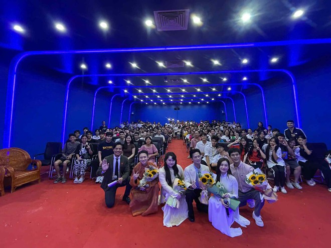 Tăng suất chiếu phim miễn ph&iacute; chi&ecirc;u đ&atilde;i kh&aacute;n giả tại Triển l&atilde;m th&agrave;nh tựu đất nước- Ảnh 5.