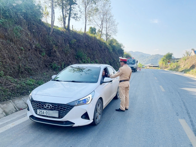 CSGT Lai Ch&acirc;u giữ an to&agrave;n giao th&ocirc;ng tr&ecirc;n cung đường đ&egrave;o T&acirc;y Bắc- Ảnh 5.