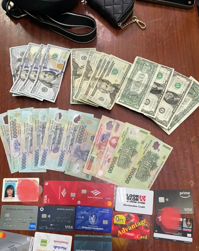 Hai ngày liên tiếp, nhân viên đường sắt giúp hành khách tìm lại tài sản tưởng đã mất- Ảnh 2. Hai ngày liên tiếp, nhân viên đường sắt giúp hành khách tìm lại tài sản tưởng đã mất- Ảnh 2.