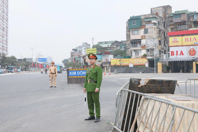 H&agrave; Nội: Ph&ograve;ng CSGT v&agrave; Sở X&acirc;y dựng th&aacute;o gỡ hơn 50 "điểm đen" &ugrave;n tắc giao th&ocirc;ng- Ảnh 2.