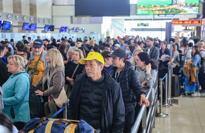 S&acirc;n bay Nội B&agrave;i chật k&iacute;n kh&aacute;ch trong ng&agrave;y cao điểm nhất kỳ nghỉ Tết Dương lịch 2026- Ảnh 3.