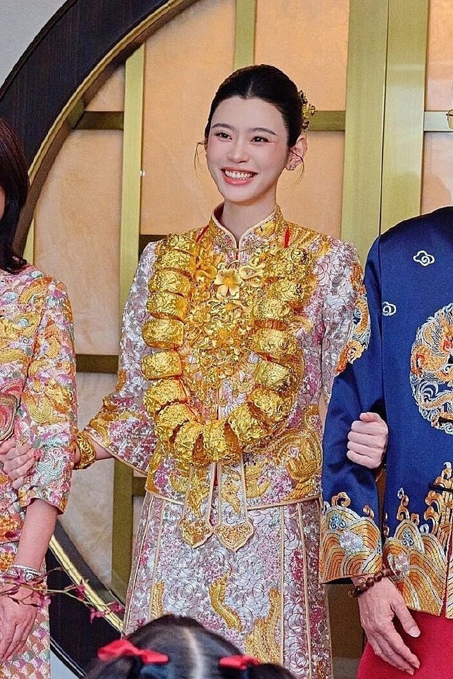 Si&ecirc;u mẫu Hề Mộng Dao đeo 22 v&ograve;ng v&agrave;ng trong lễ cưới với con trai tỷ ph&uacute; Macau- Ảnh 4.