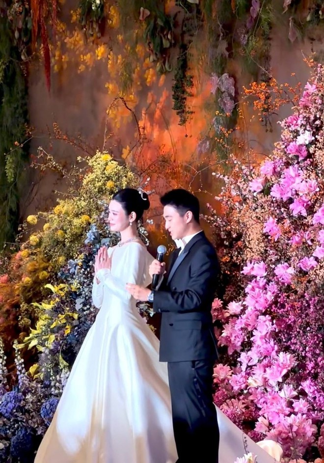 Si&ecirc;u mẫu Hề Mộng Dao đeo 22 v&ograve;ng v&agrave;ng trong lễ cưới với con trai tỷ ph&uacute; Macau- Ảnh 9.