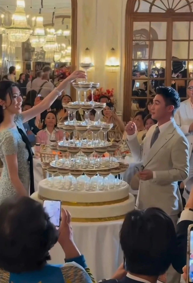 Si&ecirc;u mẫu Hề Mộng Dao đeo 22 v&ograve;ng v&agrave;ng trong lễ cưới với con trai tỷ ph&uacute; Macau- Ảnh 8.