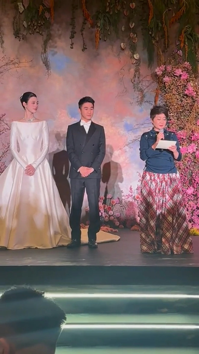Si&ecirc;u mẫu Hề Mộng Dao đeo 22 v&ograve;ng v&agrave;ng trong lễ cưới với con trai tỷ ph&uacute; Macau- Ảnh 6.