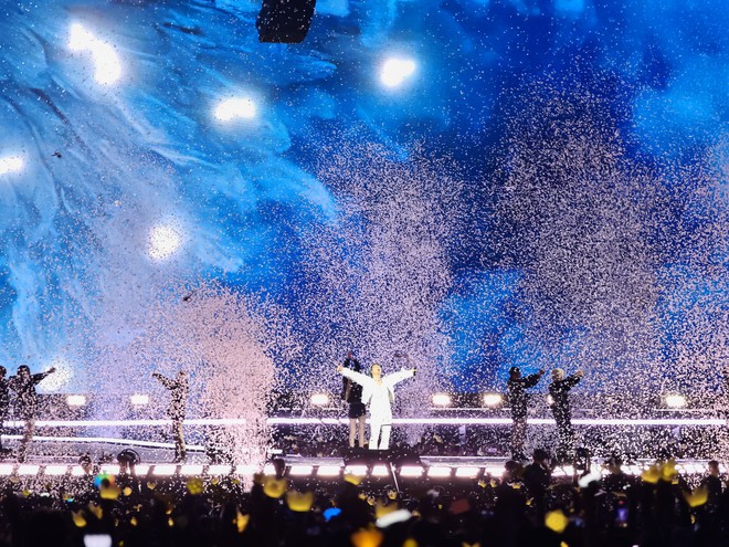 Concert BigBang tại Hà Nội: G-Dragon đập guitar, Daesung chào khán giả bằng tiếng Việt - Ảnh 11.