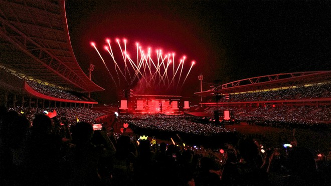 Concert BigBang tại Hà Nội: G-Dragon đập guitar, Daesung chào khán giả bằng tiếng Việt - Ảnh 12.