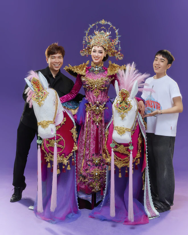 Hoa hậu Emoura Phạm tr&igrave;nh diễn trang phục d&acirc;n tộc &ldquo;Vinh quy b&aacute;i tổ&rdquo;- Ảnh 5.