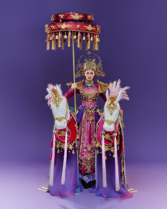 Hoa hậu Emoura Phạm tr&igrave;nh diễn trang phục d&acirc;n tộc &ldquo;Vinh quy b&aacute;i tổ&rdquo;- Ảnh 4.