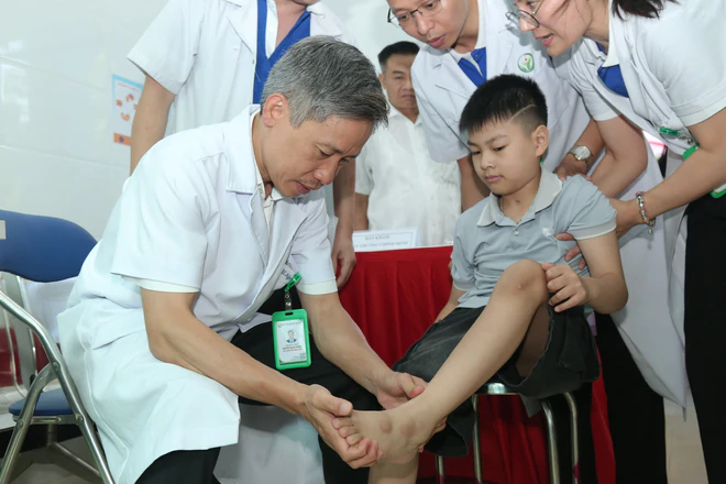 Kéo dài gân gót chân cho bé trai bị di chứng sau chấn thương sọ não- Ảnh 1.