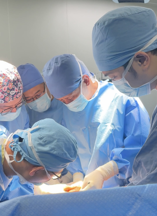 Kéo dài gân gót chân cho bé trai bị di chứng sau chấn thương sọ não- Ảnh 2.